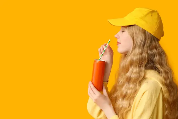 Schöne Junge Frau Mit Einer Dose Limo Auf Gelbem Hintergrund — Stockfoto