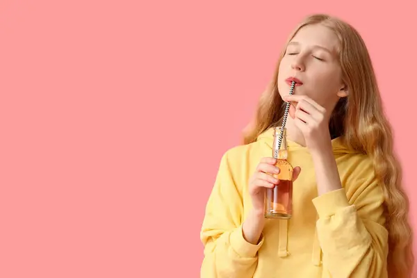 Schöne Junge Frau Mit Einer Flasche Limo Auf Rosa Hintergrund — Stockfoto
