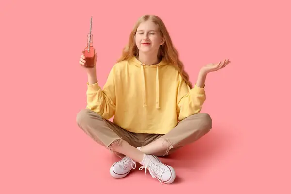 Belle Jeune Femme Avec Bouteille Soda Assise Sur Fond Rose — Photo