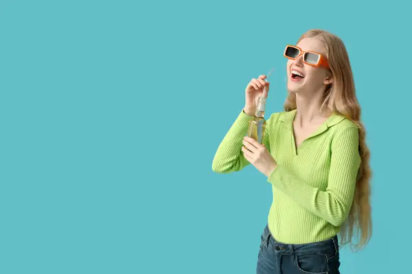 Schöne Junge Frau Sonnenbrille Mit Einer Flasche Limonade Auf Blauem — Stockfoto