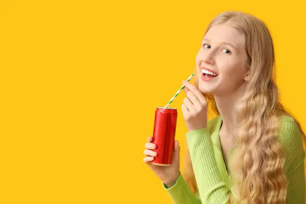 Glückliche Junge Frau Mit Einer Dose Limo Auf Gelbem Hintergrund — Stockfoto
