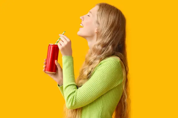 Glückliche Junge Frau Mit Einer Dose Limo Auf Gelbem Hintergrund — Stockfoto