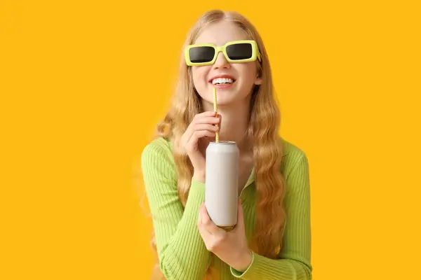 Glückliche Junge Frau Sonnenbrille Mit Dose Limo Auf Gelbem Hintergrund — Stockfoto