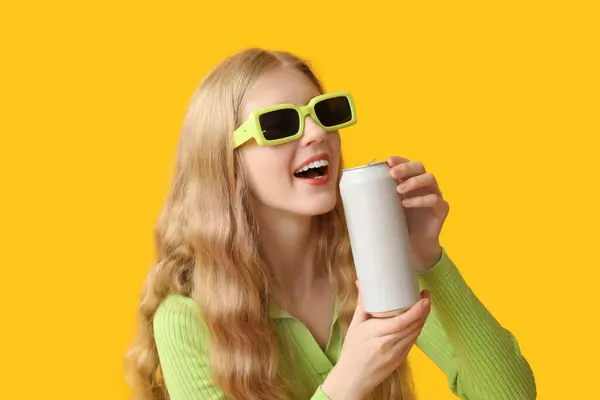 Schöne Junge Frau Mit Einer Dose Limo Auf Gelbem Hintergrund — Stockfoto