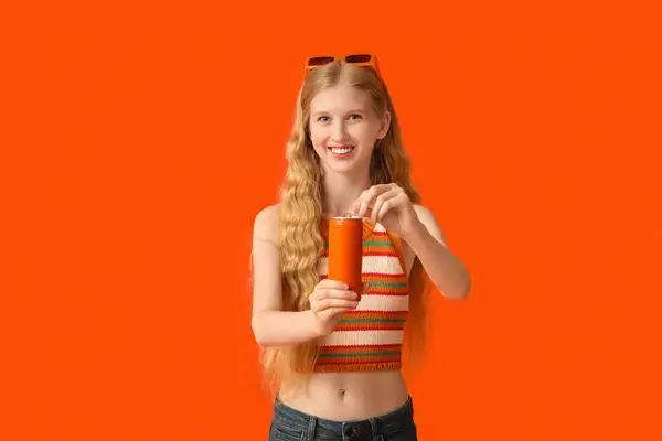 Belle Jeune Femme Avec Boîte Soda Sur Fond Orange — Photo