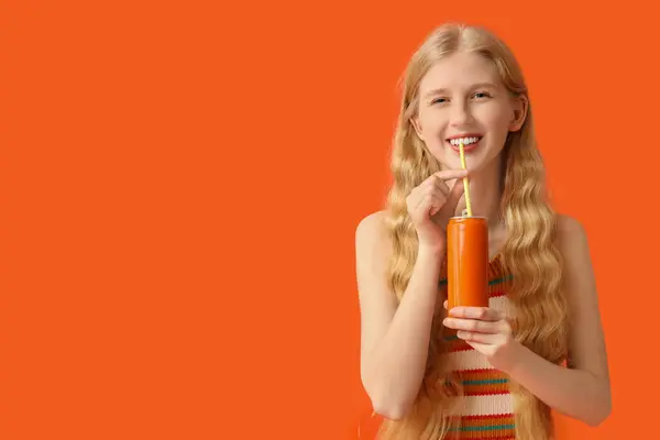 Belle Jeune Femme Avec Boîte Soda Sur Fond Orange — Photo