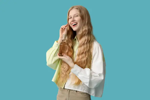 Joyeux Jeune Femme Avec Bouteille Soda Sur Fond Bleu — Photo