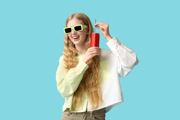 Schöne Junge Frau Sonnenbrille Mit Dose Limonade Auf Blauem Hintergrund — Stockfoto
