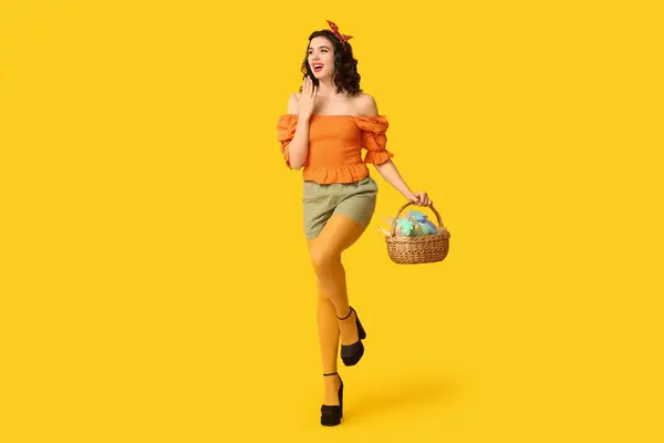 Schöne Pin Frau Mit Osterkorb Auf Gelbem Hintergrund — Stockfoto