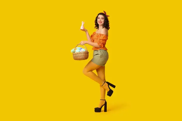 Schöne Pin Frau Mit Osterkorb Und Hase Auf Gelbem Hintergrund — Stockfoto