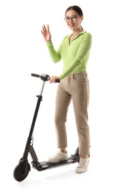 Beyaz arka planda modern elektrikli scooter 'ı olan mutlu genç Asyalı kadın.