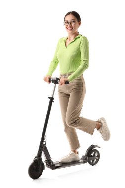 Güzel genç Asyalı kadın beyaz arka planda modern elektrikli scooter kullanıyor.