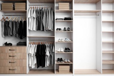 Modern erkek kıyafetleri ve şık kıyafetler.