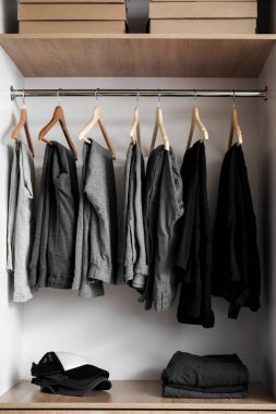 Modern insanın gardırobunda şık pantolon ve şapkalarla doldur.