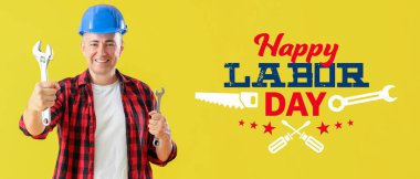 İngiliz anahtarı tutan olgun işçilerle İşçi Bayramı afişi