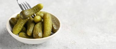 Hafif arka planda lezzetli salatalık turşusu, metin için yer, yakın plan.