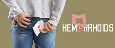 Arka planda kan lekeli tuvalet kağıdı olan genç bir adam. Hemoroit konsepti