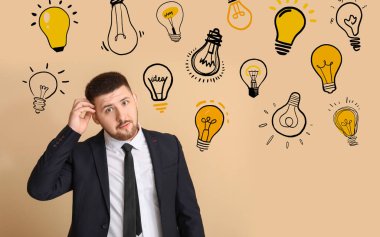 Düşünceli bir iş adamı ve bej arka planda bir sürü ampul çizilmiş. Fikir kavramı 
