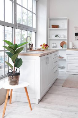 Lavabosu ve tezgahı olan bir mutfak.