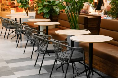 Kafedeki sandalyeler ve masalar. Restoranın içi.