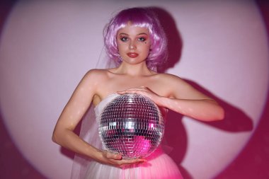 Renkli disko topuyla güzel bir gelin.