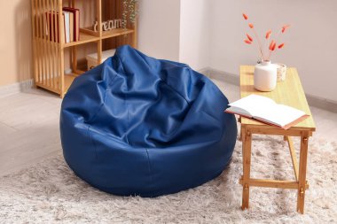 Fasulye koltuklu modern oturma odasının içi.