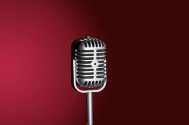 Koyu arkaplanda Retro mikrofon, yakın plan