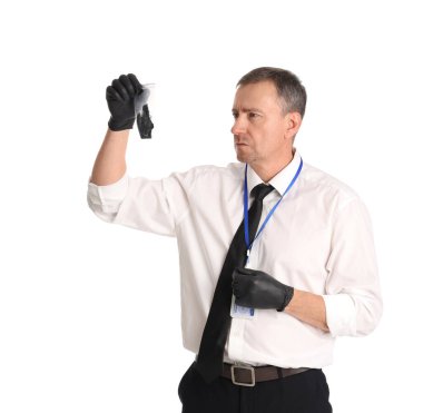 Beyaz arka planda kanıtı olan olgun bir FBI ajanı.