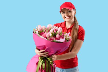 Mavi arka planda çiçek demeti olan kadın kurye.