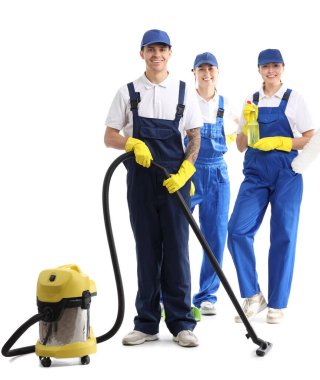 Beyaz arka planda malzemeleri olan temizlik işçileri.