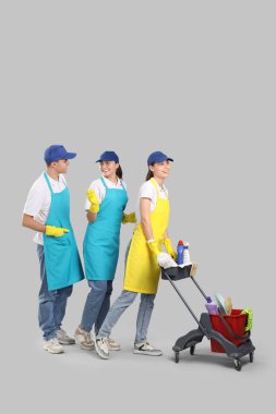 Hafif arka planda tramvayı olan temizlik işçileri