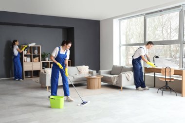 Genç hademeler odayı temizliyor.