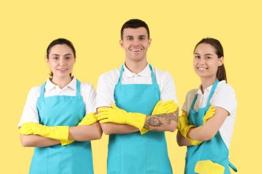 Sarı arka planda temizlik işçileri