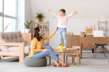 Ofisinde bağıran küçük bir kız olan kadın psikolog.