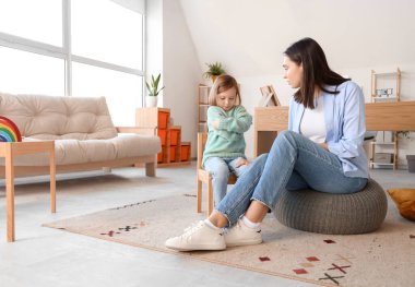 Ofiste kızgın küçük bir kızla çalışan kadın psikolog.