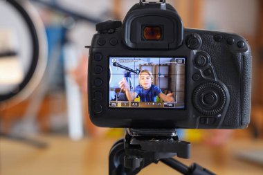 Genç blogcu evdeki kamera ekranına video kaydediyor, kapatıyor