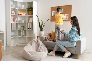 Psikologların ofisinde çizim yapan küçük çocuk.