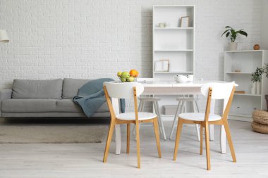 Yemek masası ve kanepesi olan ışık odasının içinde.