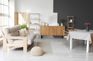 Yemek masası ve kanepesi olan bir oda.