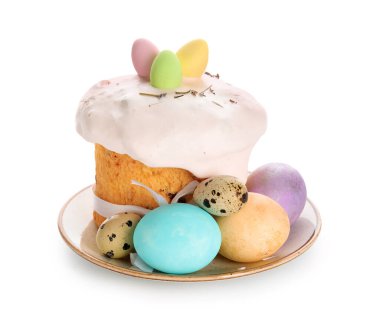 Lezzetli Paskalya pastası ve beyaz arka planda izole edilmiş yumurtalar.