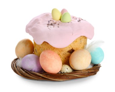 Lezzetli Paskalya pastası ve beyaz arka planda izole edilmiş yumurtalar.