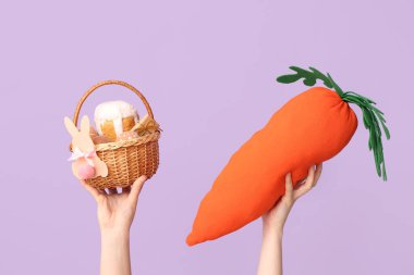 Paskalya pastası ve leylak arkaplanda havuç taşıyan kadın eli.