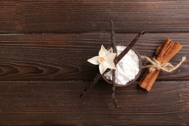 Bir kase vanilya tozu, sopa ve tarçın.