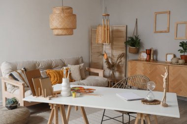 Rüzgâr çanı ve sanatçının çalışma yeriyle aydınlatma odasının içi