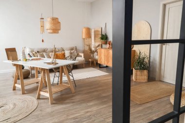 Rüzgâr çanı ve sanatçının çalışma yeriyle aydınlatma odasının içi