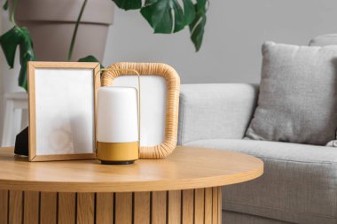 Oturma odasında çerçeveli lamba, yakın plan.