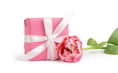 Beyaz arka planda güzel lale çiçekli hediye kutusu