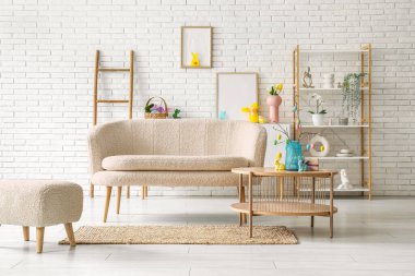 Paskalya kutlaması için dekorasyonlu aydınlık oturma odasının içi.