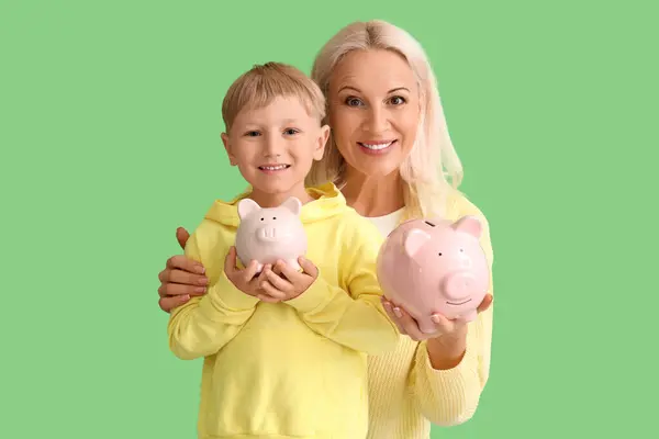 Menino Com Sua Avó Porquinhos Bancos Fundo Verde — Fotografia de Stock