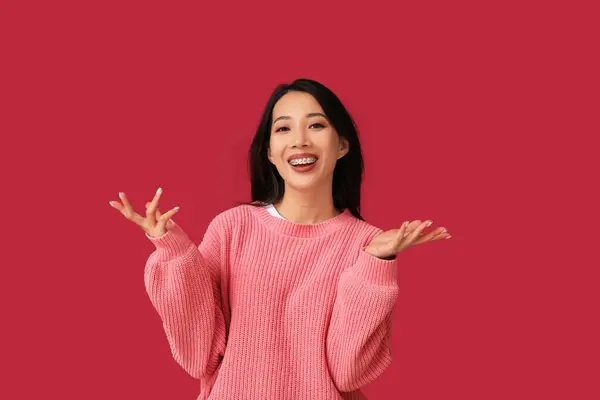 Jong Aziatisch Vrouw Lachen Rood Achtergrond — Stockfoto